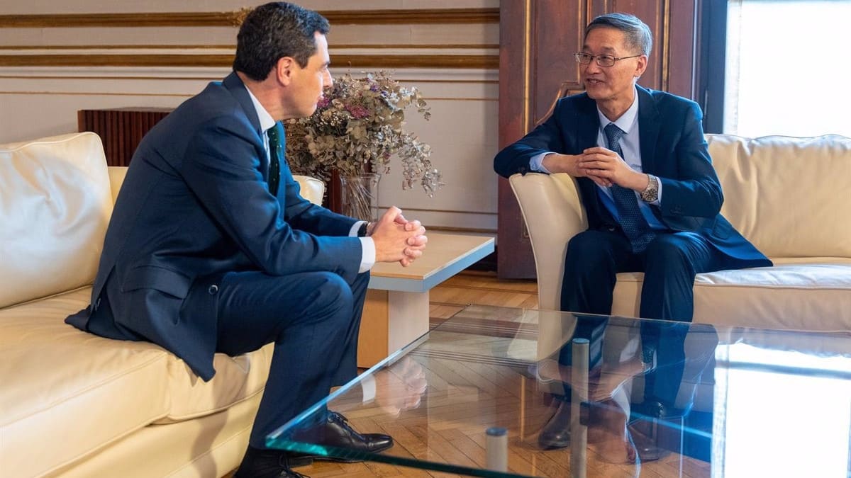 El presidente de la Junta, Juanma Moreno, se reunió con el embajador de China en España, Yao Jing el pasado mes de mayo.