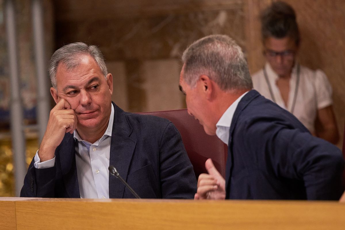 José Luis Sanz y Juan Bueno durante el Pleno Extraordinario del Ayuntamiento de Sevilla | Salvador López Medina para El MIRA