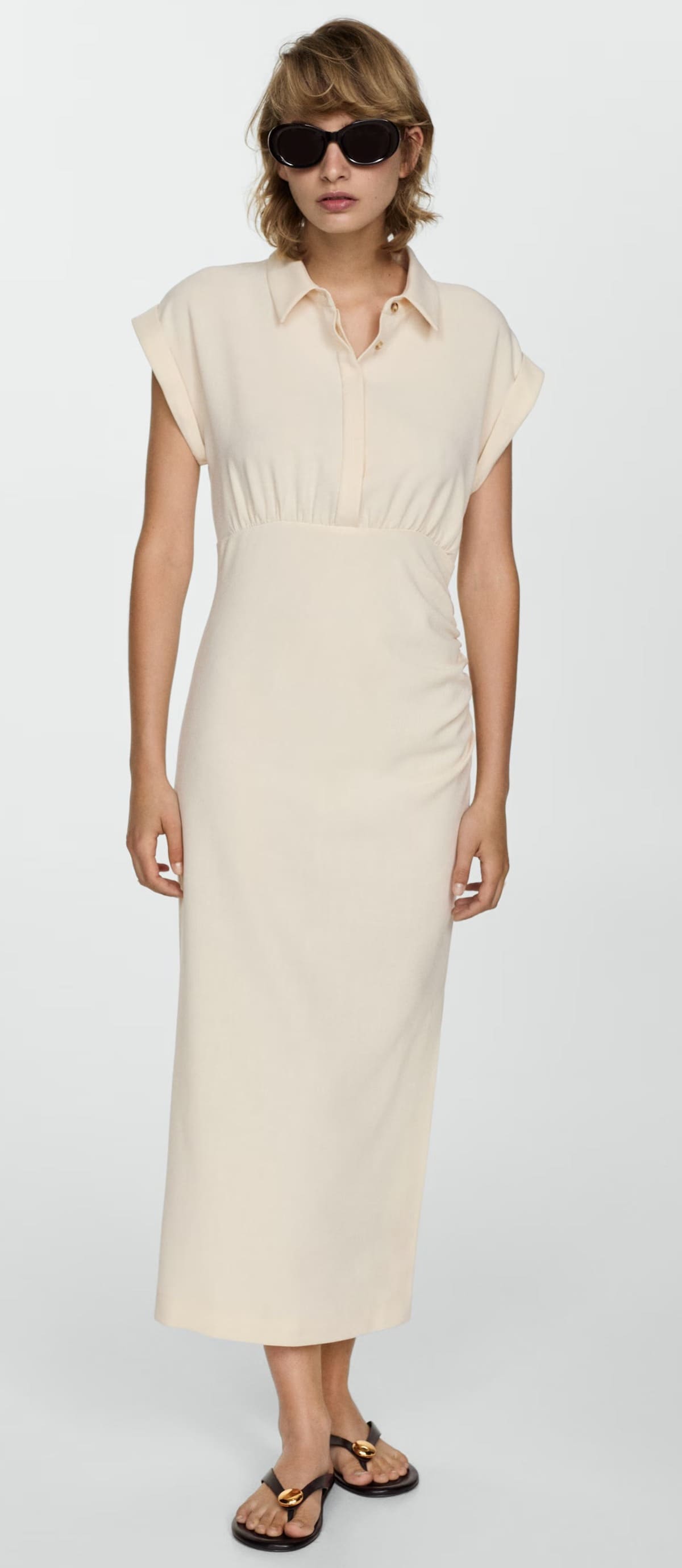 El vestido camisero drapeado de color crudo de Mango