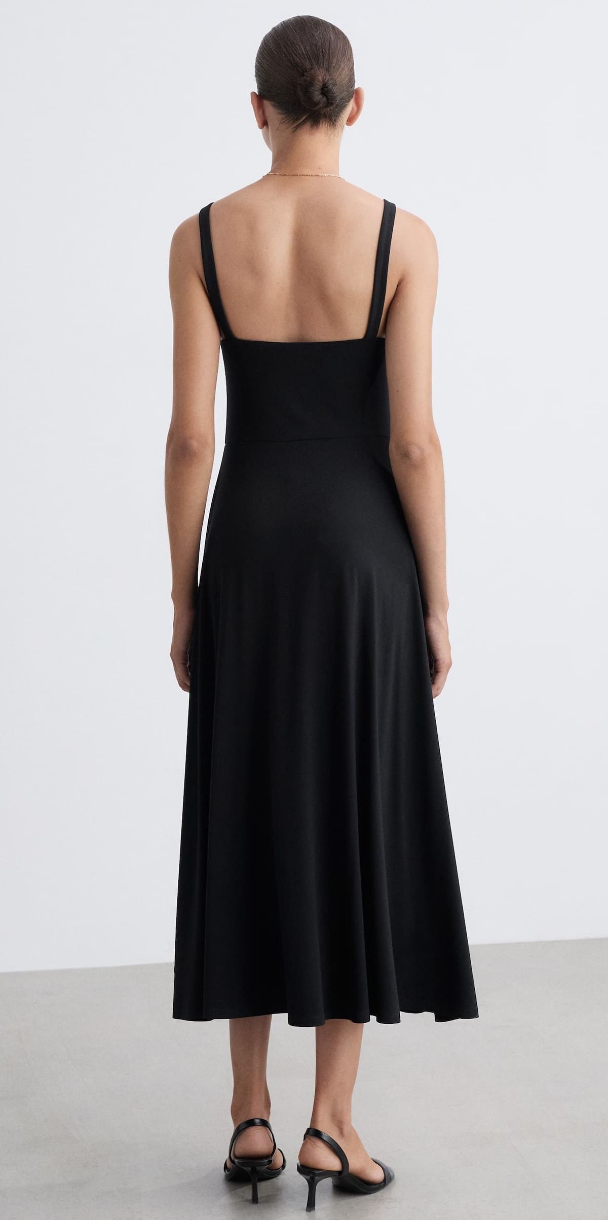 El vestido evasé de tirantes en color negro de Mango