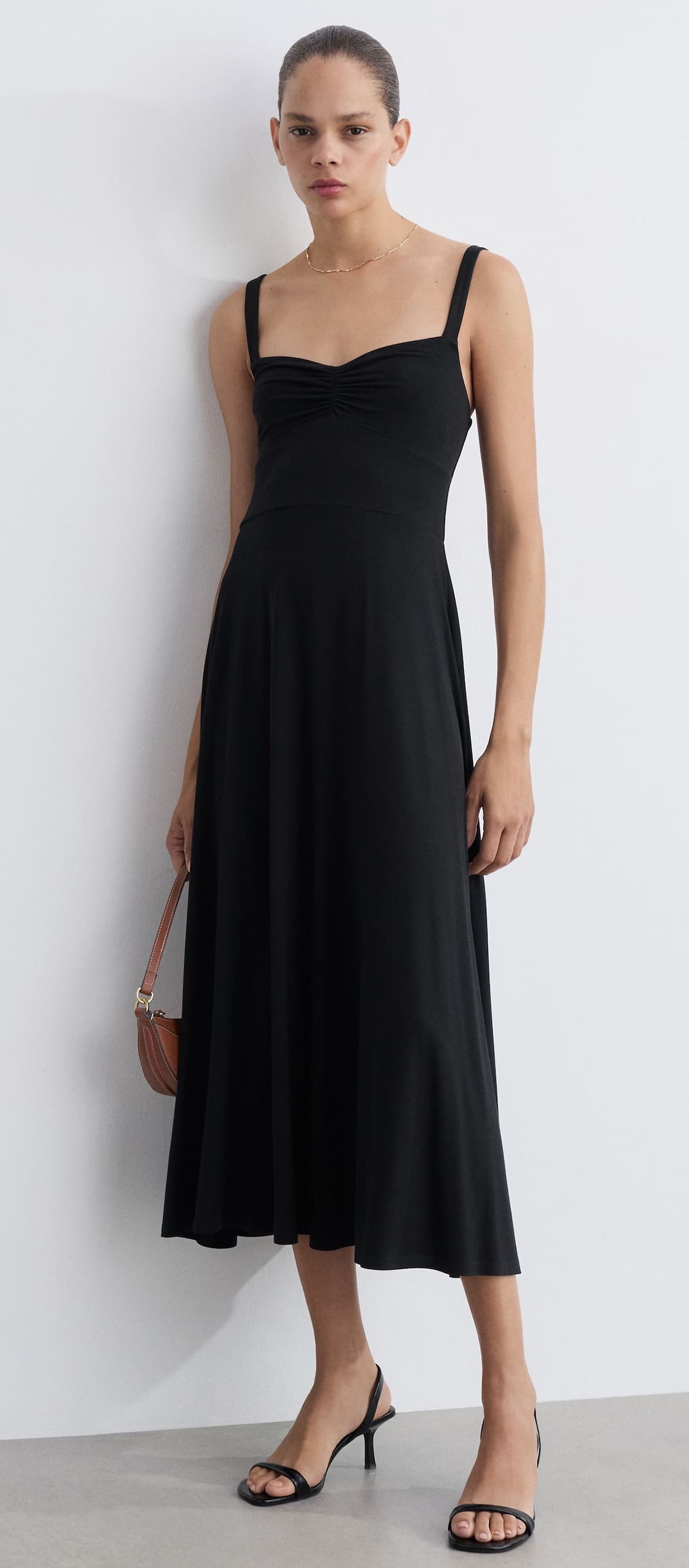 El vestido evasé de tirantes en color negro de Mango