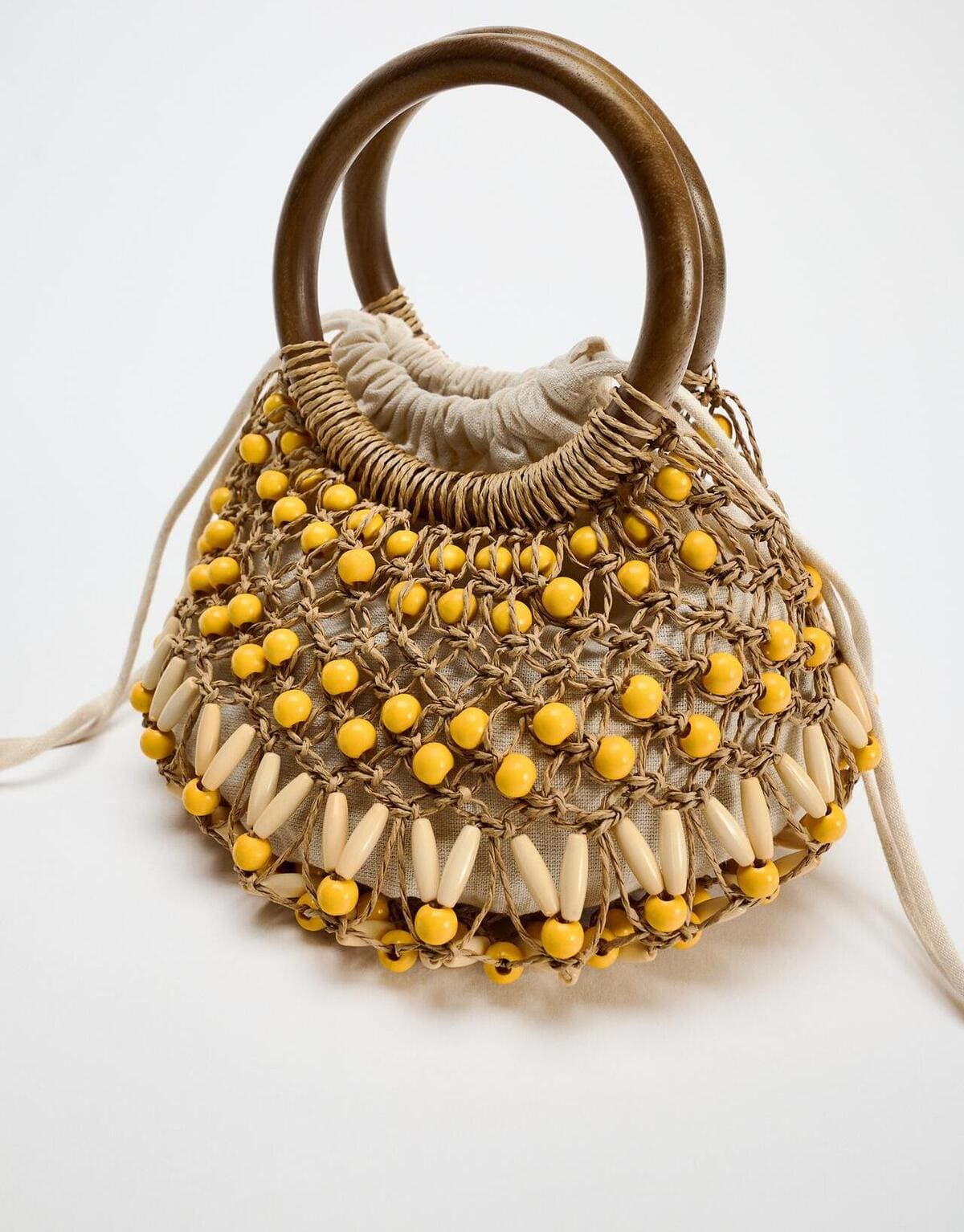 El bolso mini saca con abalorios de Zara