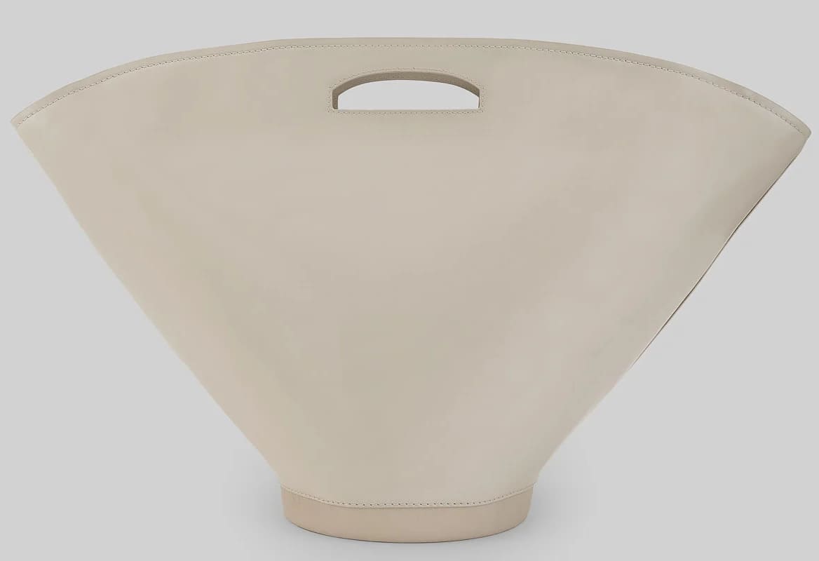 El nuevo bolso capazo en color crudo de Adolfo Domínguez