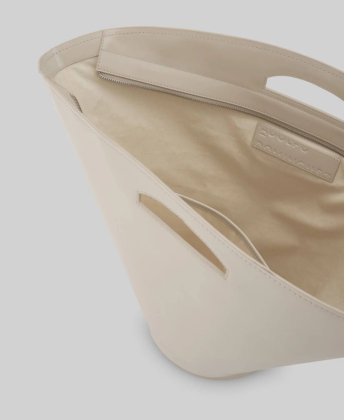 El nuevo bolso capazo en color crudo de Adolfo Domínguez