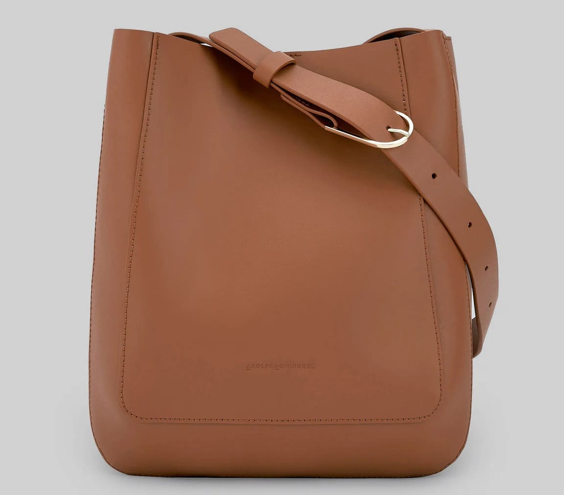 El nuevo bolso hobo de piel responsable en color marrón de Adolfo Domínguez