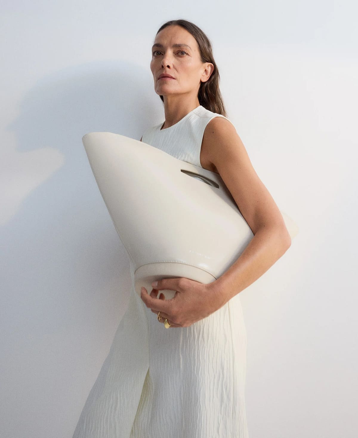 El nuevo bolso capazo en color crudo de Adolfo Domínguez