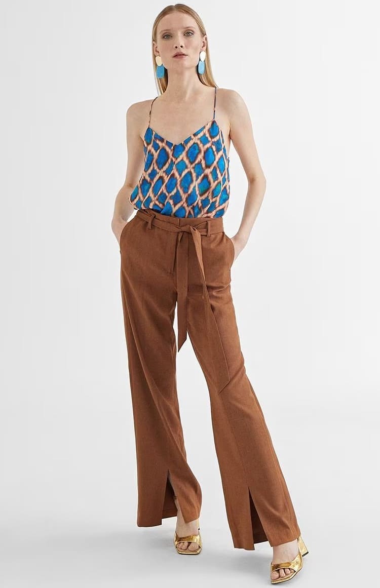 El pantalón recto de mujer con cinturón y aberturas marrón de Lola Casademunt en El Corte Inglés