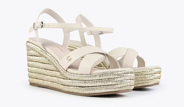 Las sandalias de muña metalizada con cierre de hebilla de Lola Casademunt en El Corte Inglés