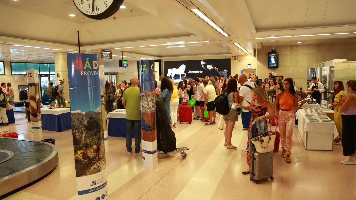 Recepción a los pasajeros del vuelo de Binter en el Aeropuerto de Jerez | Cristo García
