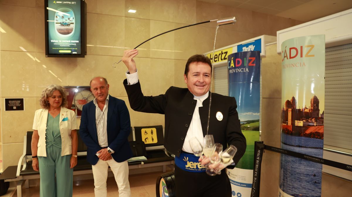 Recepción a los pasajeros del vuelo de Binter en el Aeropuerto de Jerez | Cristo García