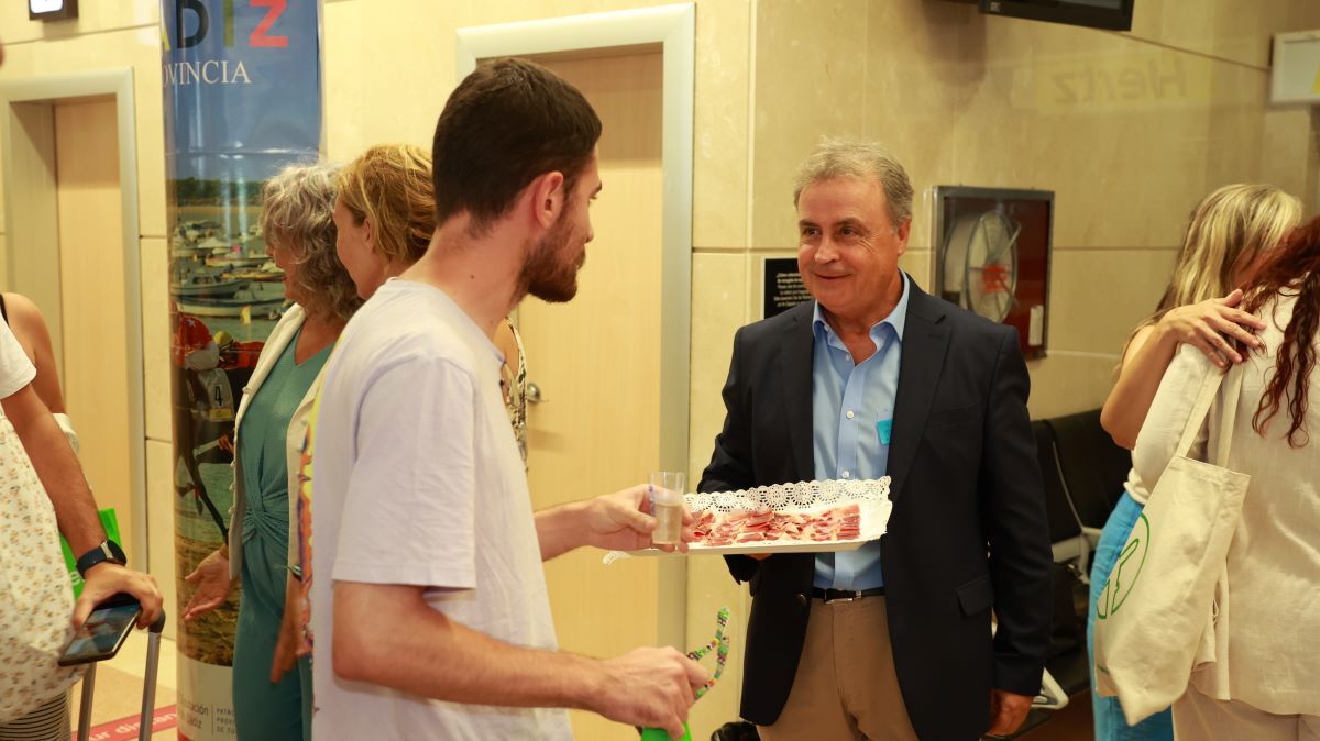 Recepción a los pasajeros del vuelo de Binter en el Aeropuerto de Jerez | Cristo García
