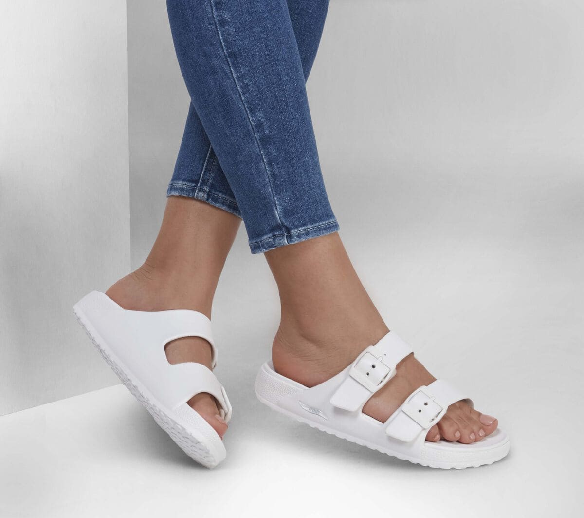 Las sandalias blancas Foamies: Arch Fit Cali Breeze 2.0 de Skechers