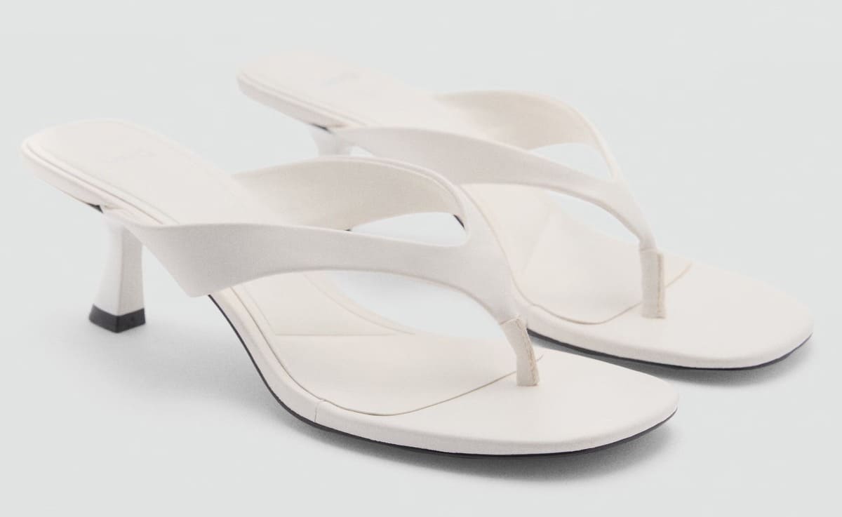 Las sandalias de tacón kitten blancas de Mango