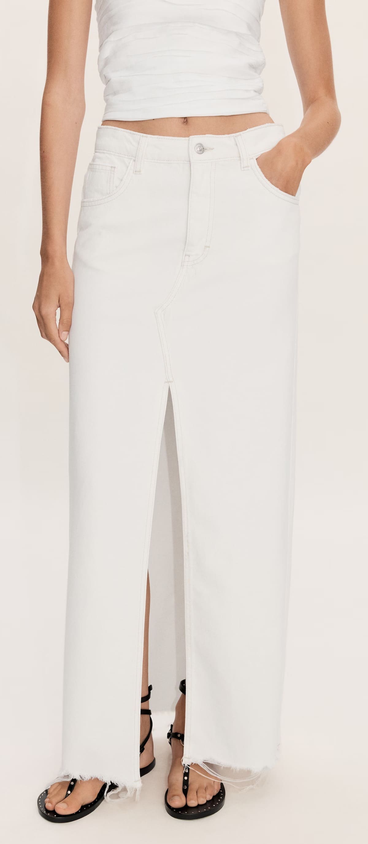 La falda vaquera con abertura en el bajo de color blanco de Mango