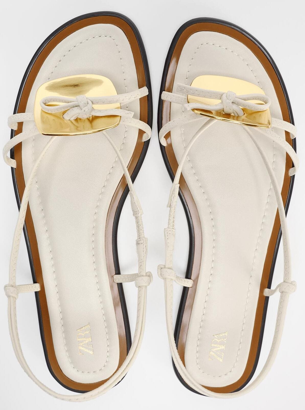 Las sandalias planas con adorno blancas de Zara