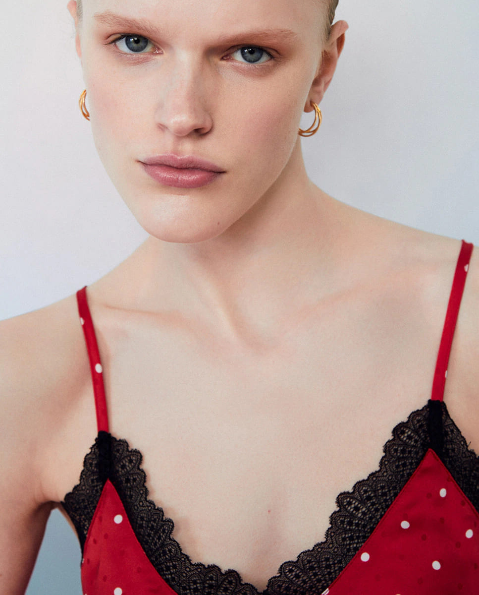 El top cuerpo lencero con lunares de Sfera en El Corte Inglés