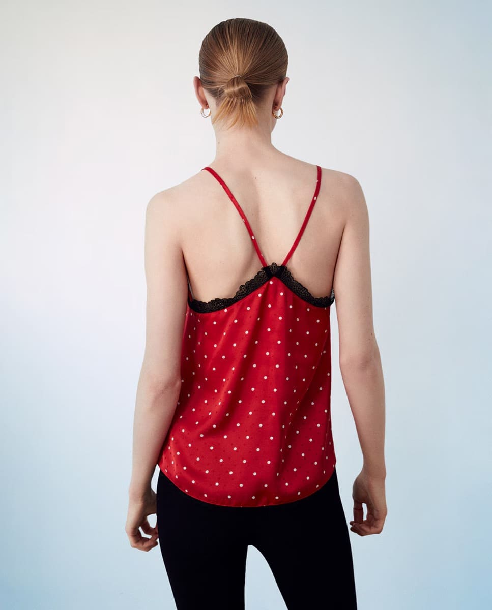 El top cuerpo lencero con lunares de Sfera en El Corte Inglés