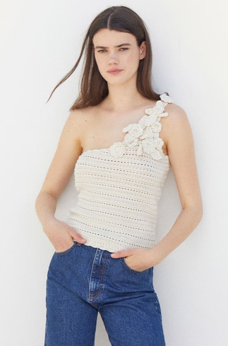 El top asimétrico con flores de Sfera en El Corte Inglés