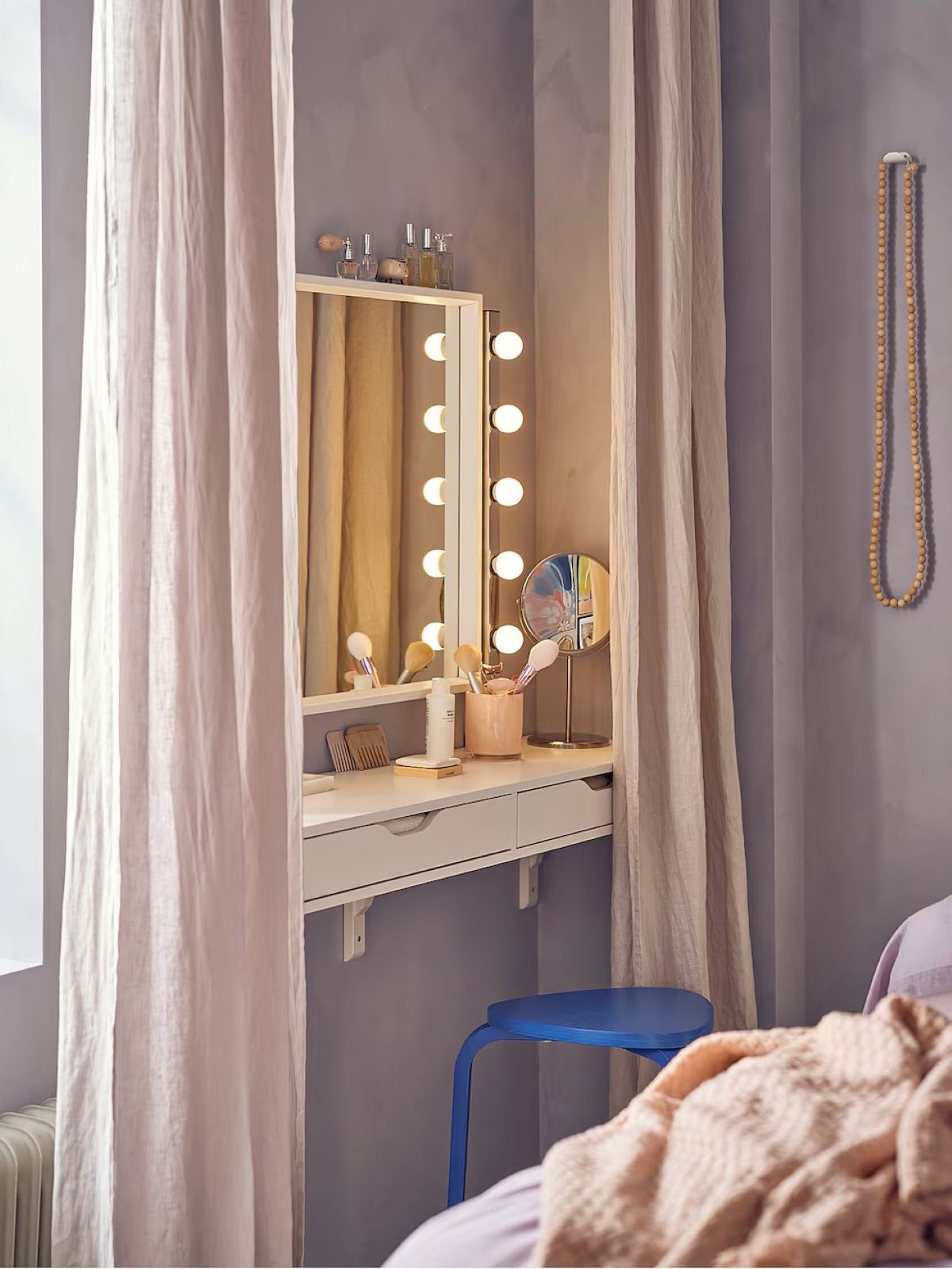 Espejo con tocador de la serie MUSIK y LÄRBRO de Ikea