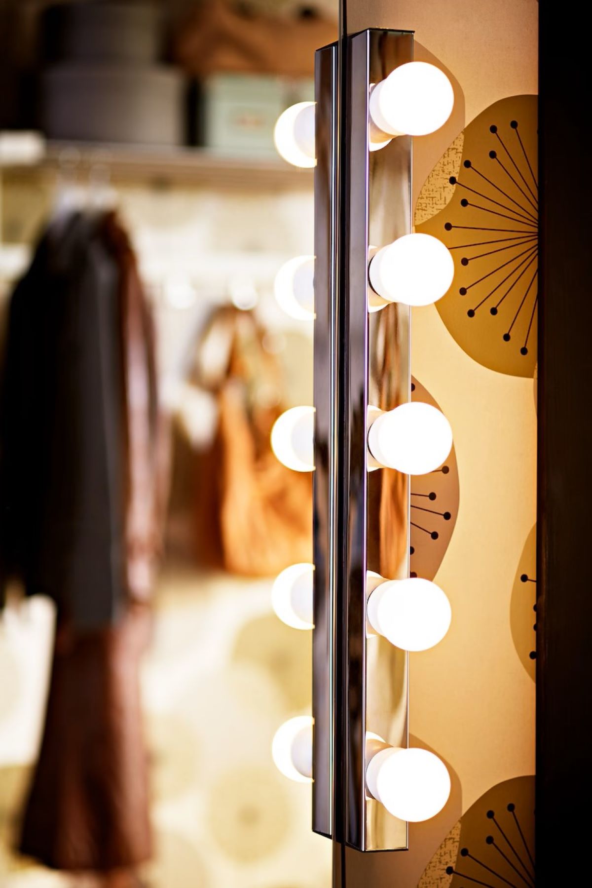 Espejo con tocador de la serie MUSIK y LÄRBRO de Ikea