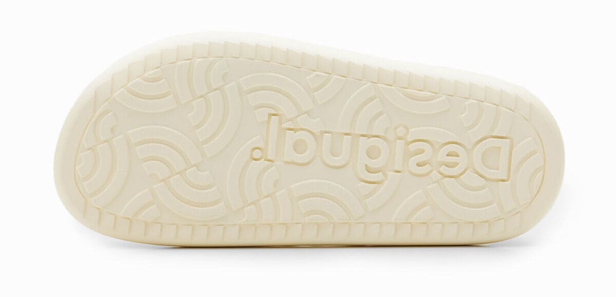 Las sandalias con tiras en lazada y suela de plataforma de Desigual