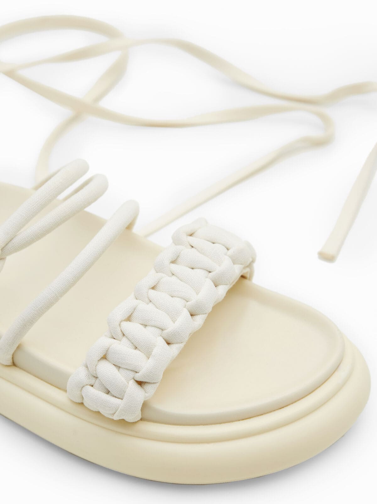 Las sandalias con tiras en lazada y suela de plataforma de Desigual