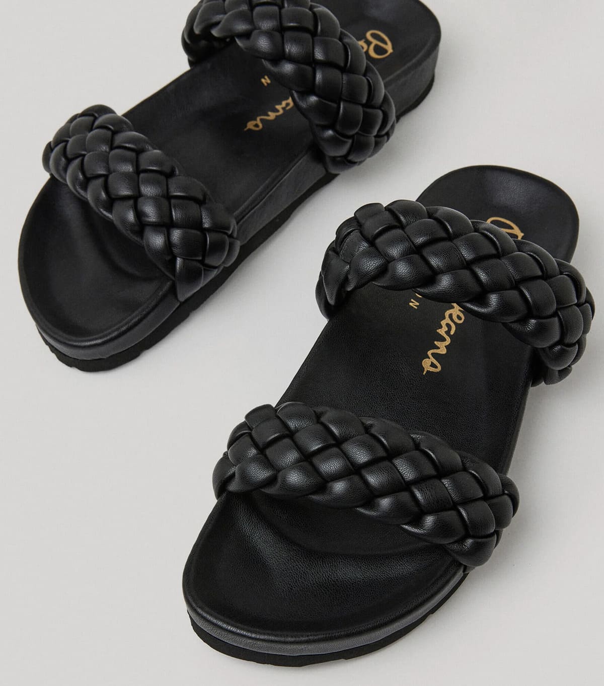 Las sandalias con tiras trenzadas en color negro de Pepe Jeans