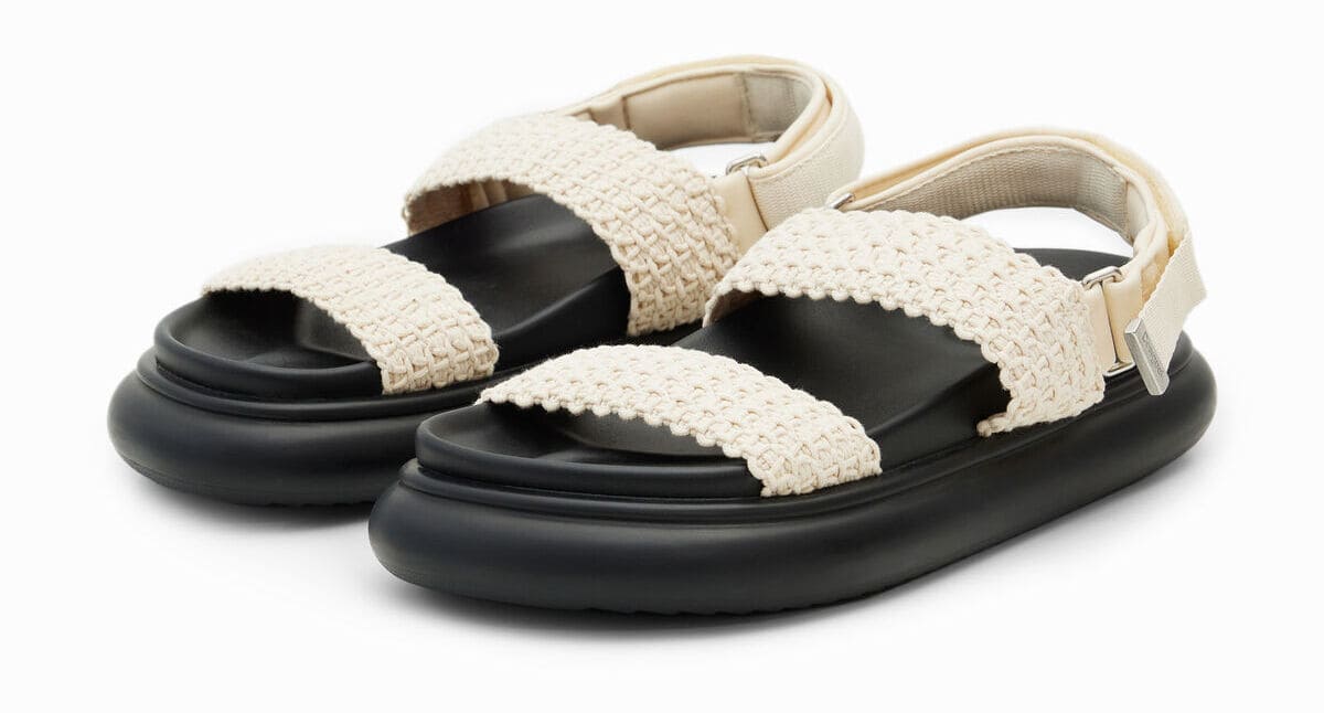 Las sandalias con tiras de crochet y suela de plataforma de Desigual