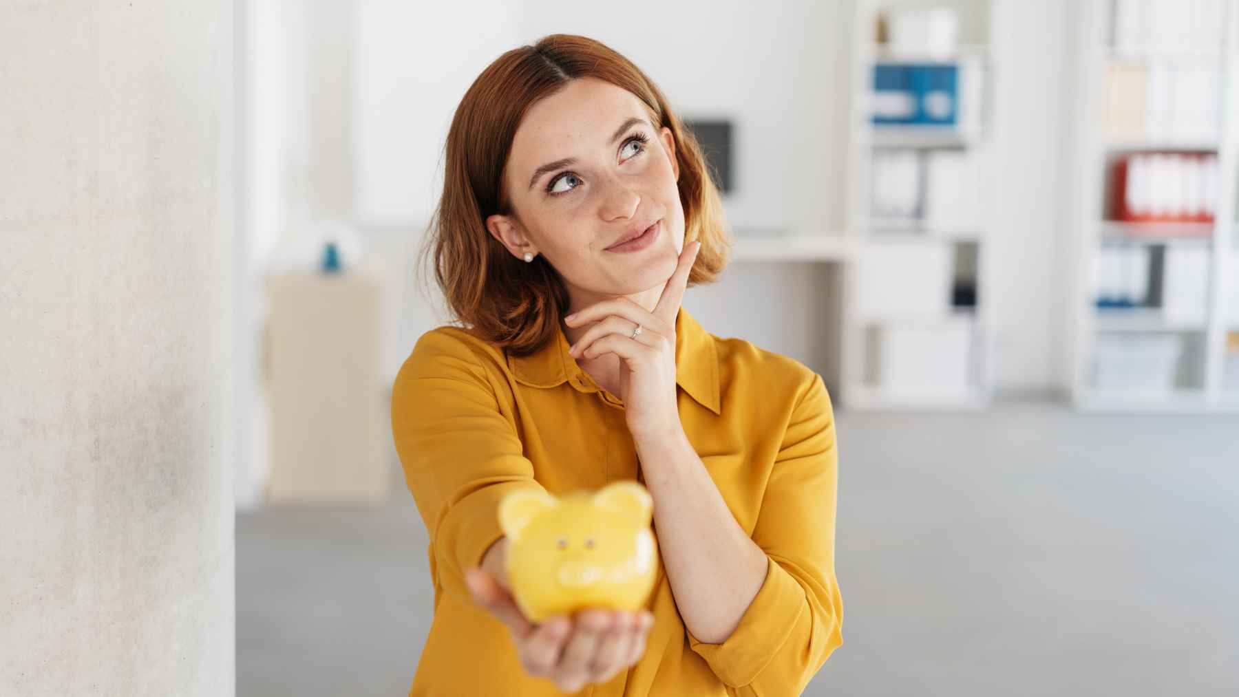 Una pensionista recibe la nueva ayuda de la Seguridad Social