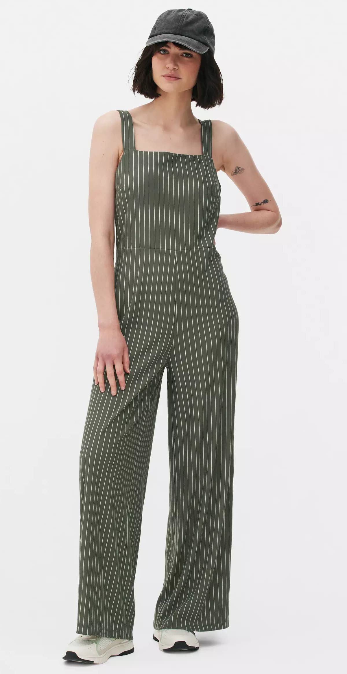El mono largo a rayas sin mangas en color verde caqui de Primark