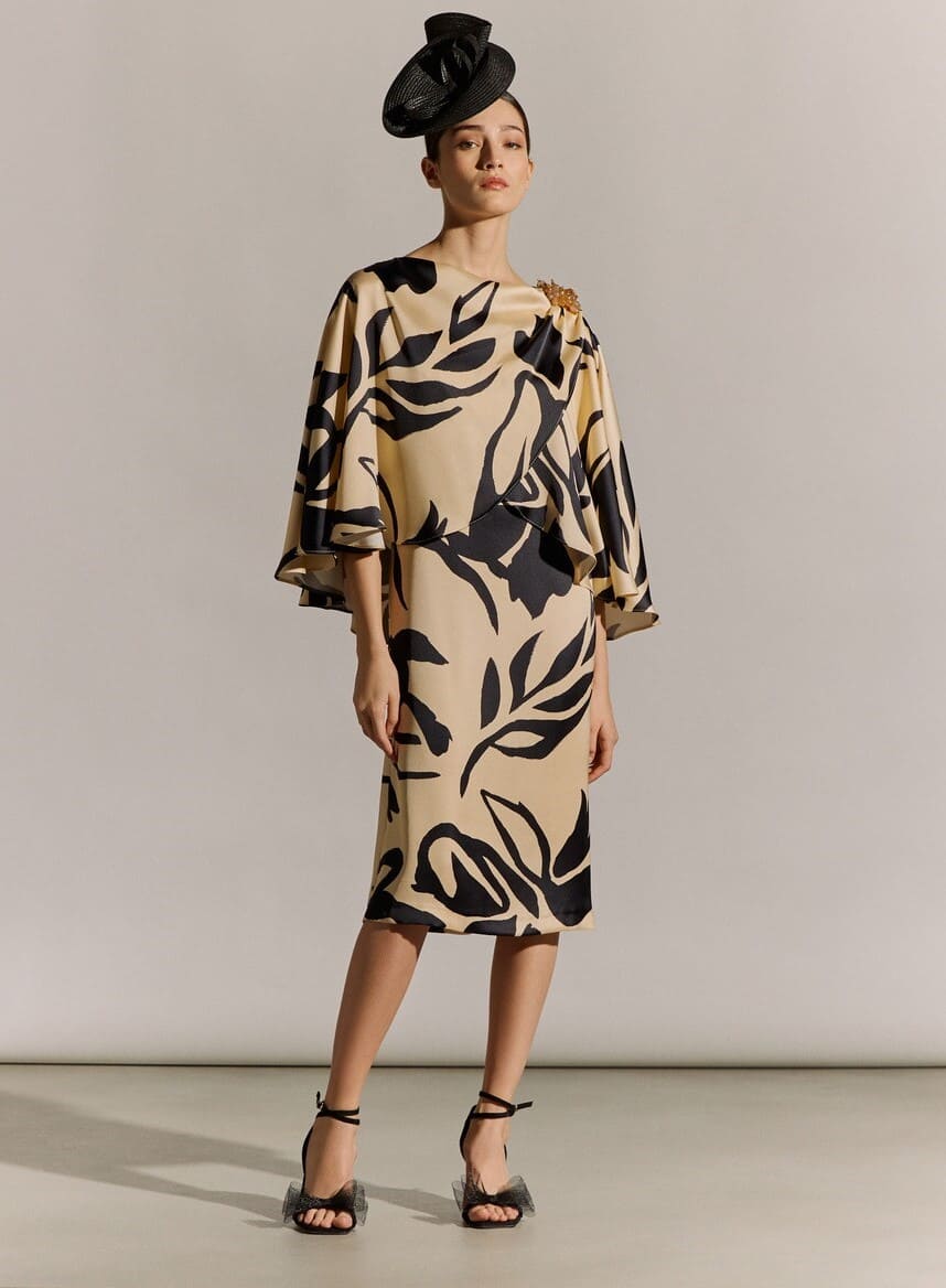 Vestido corto de capa con broche en hombro de El Corte Inglés