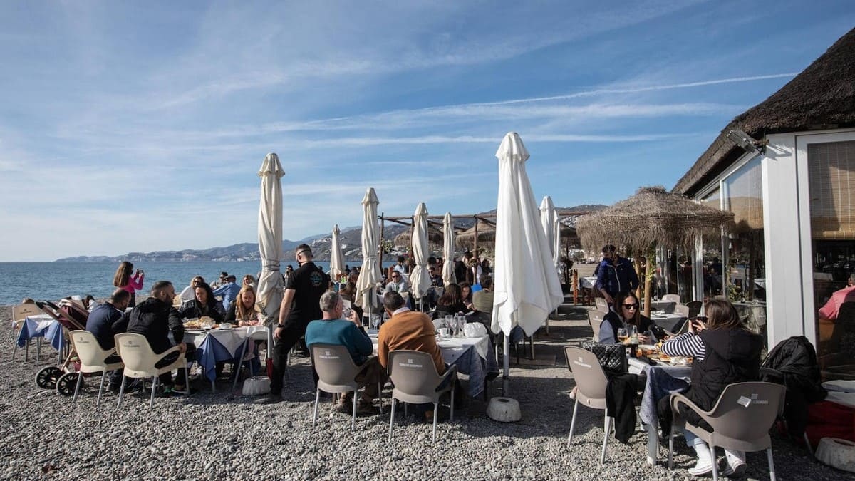 Clientes disfrutan en un chiringuito