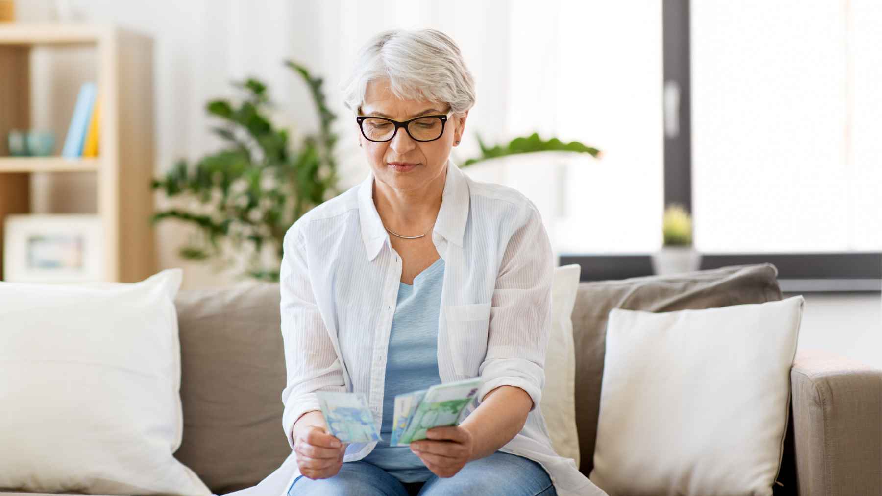 Una pensionista recibe la nueva paga extra de la Seguridad Social