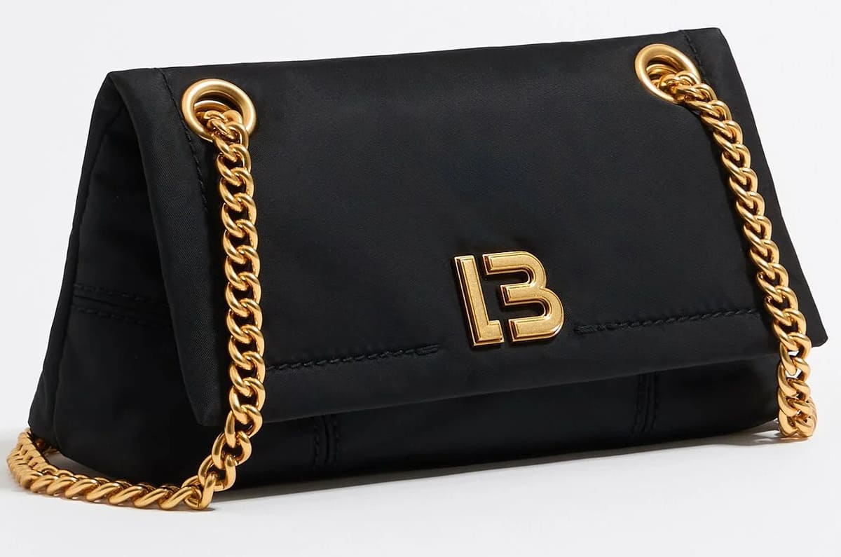 El bolso solapa pequeño de nylon negro de Bimba y Lola