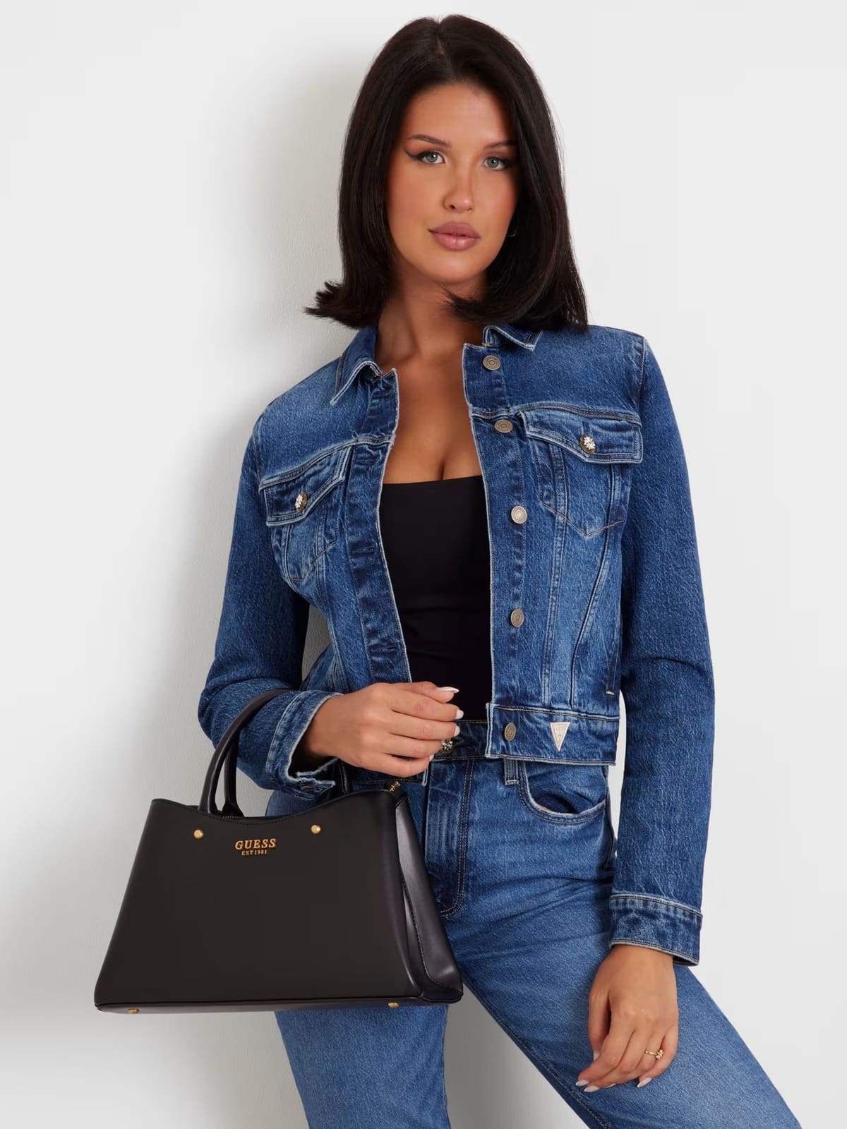 El bolso de mano sarita en color negro de Guess