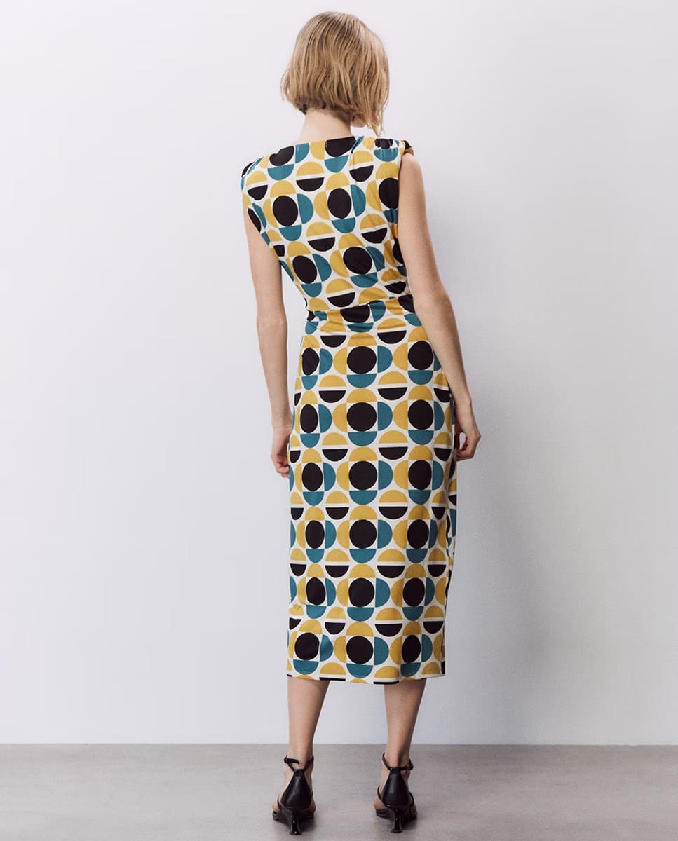 El vestido fluido estampado de Sfera en El Corte Inglés
