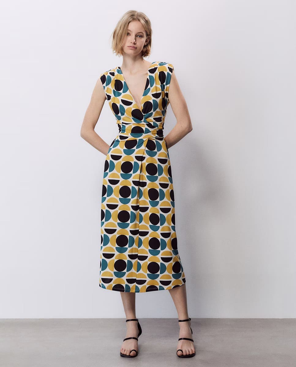 El vestido fluido estampado de Sfera en El Corte Inglés