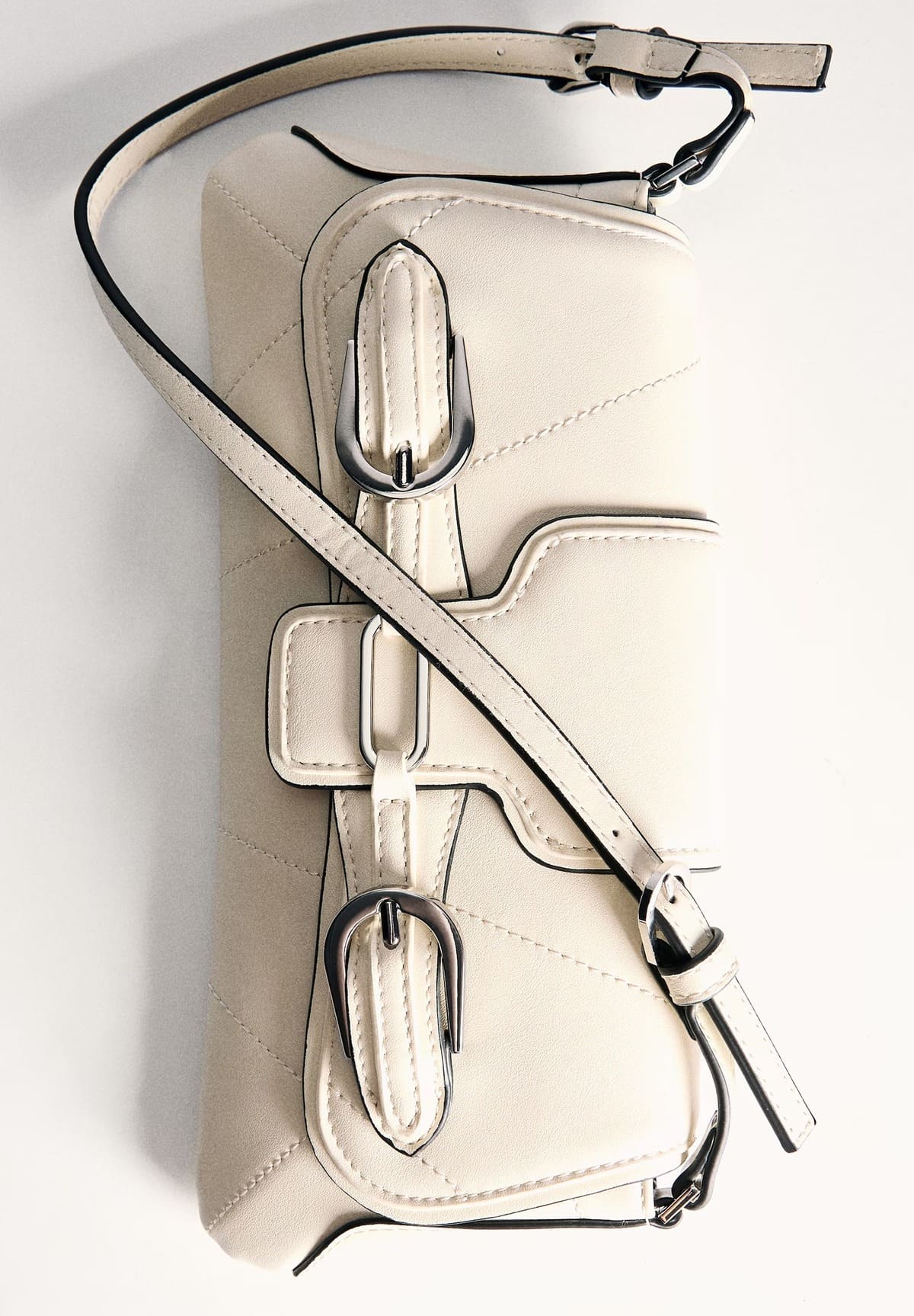 El nuevo bolso de hombro con detalle de hebillas de Mango