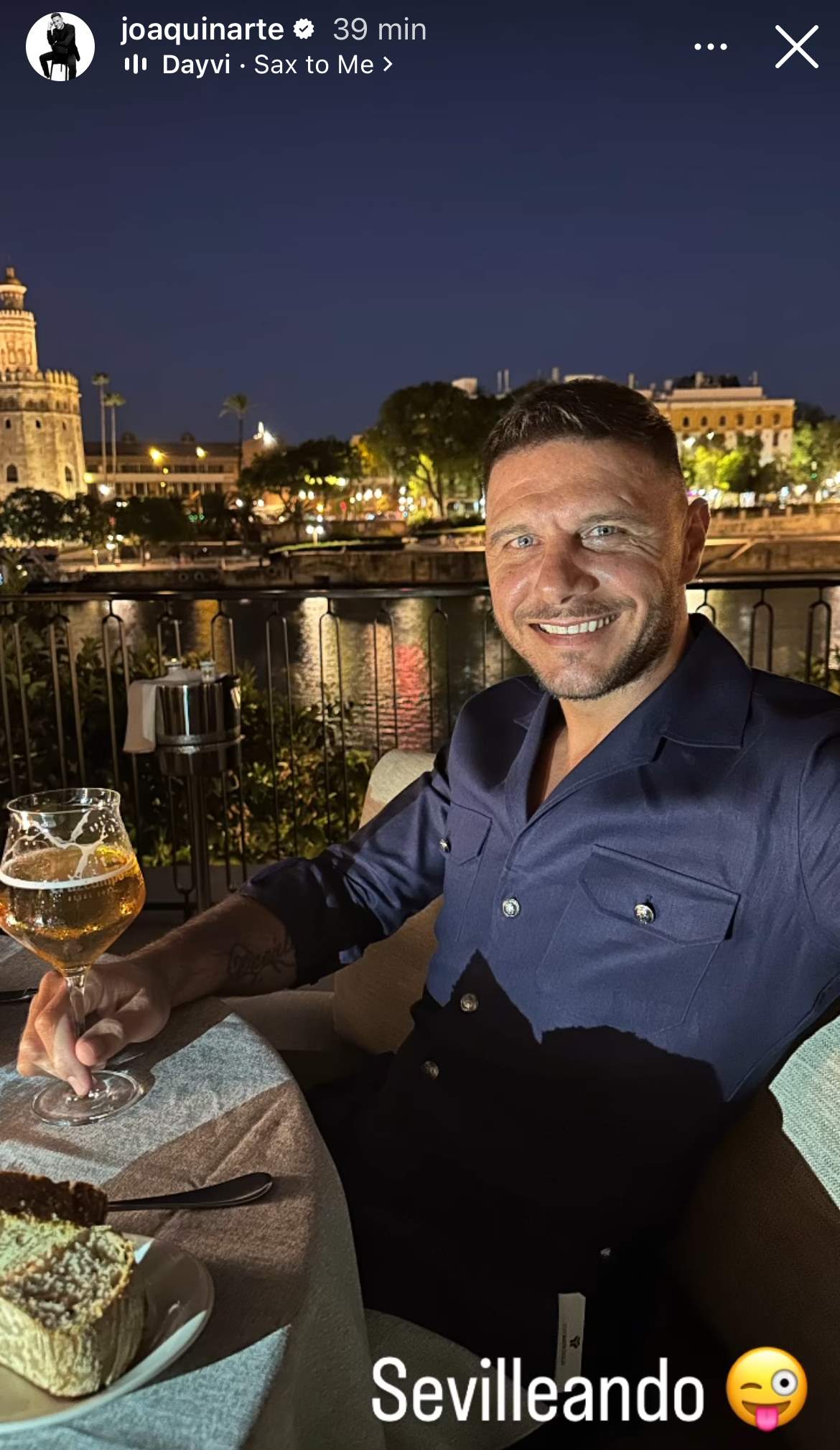 Joaquín en un restaurante de Sevilla junto al río Guadalquivir