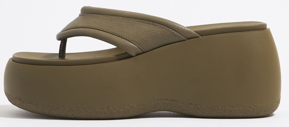 Sandalia cuña alta piel caqui de Bimba y Lola