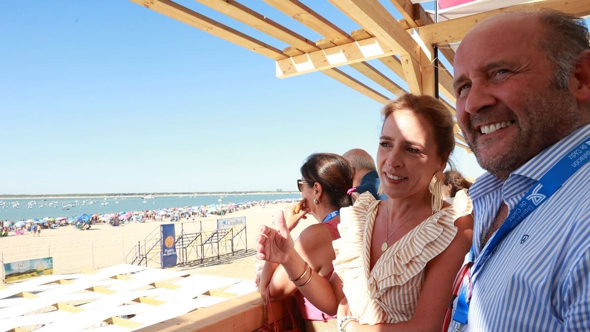 Almudena Martínez presencia las carreras junto a Juancho Ortiz