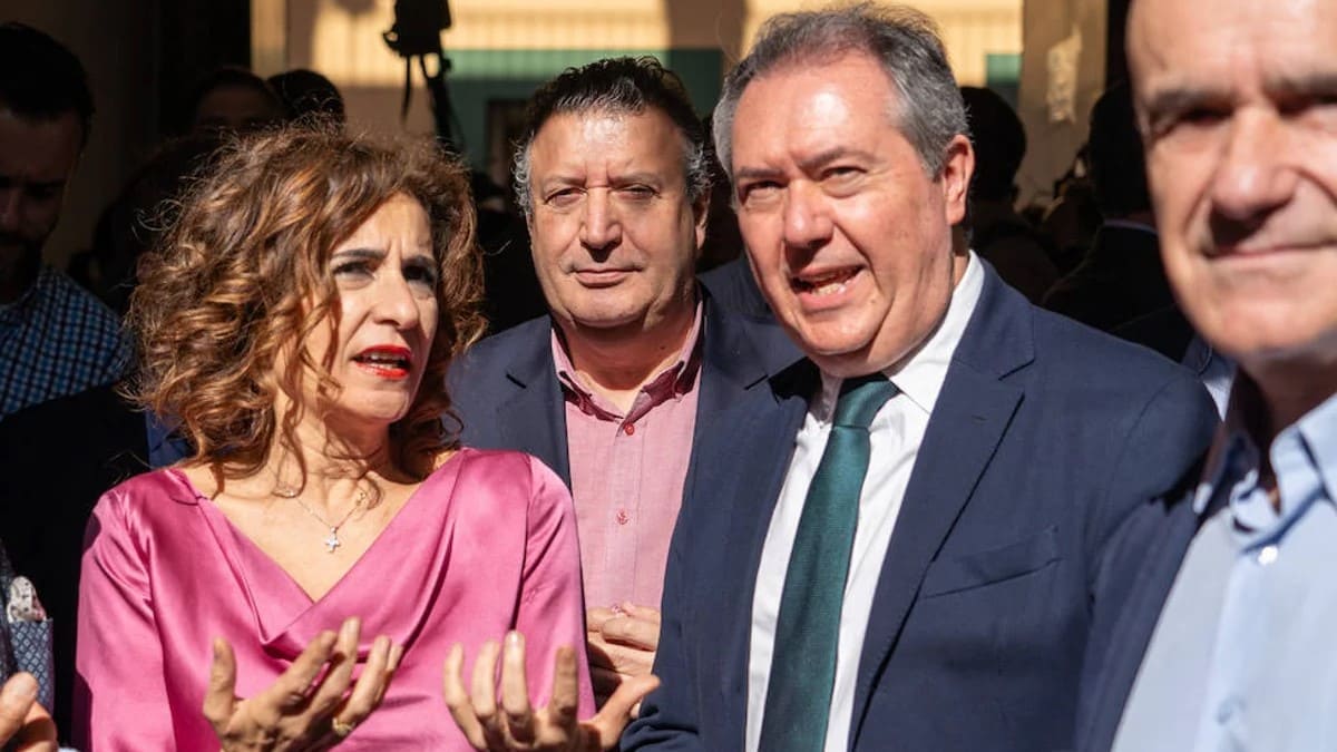 María Jesús Montero, junto a Juan Espadas (1)