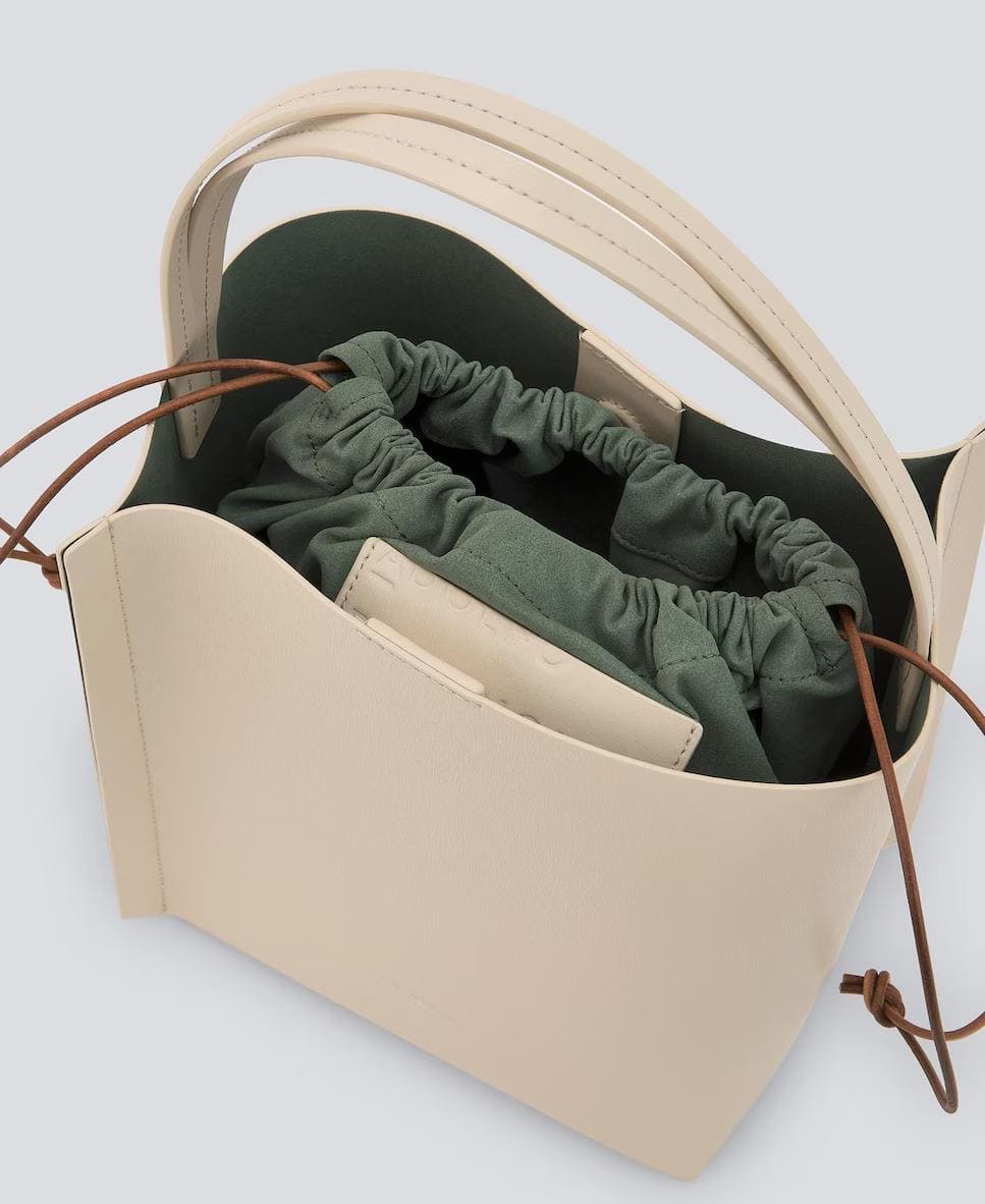 Bolso de mano tipo shopper asimétrico de piel responsable