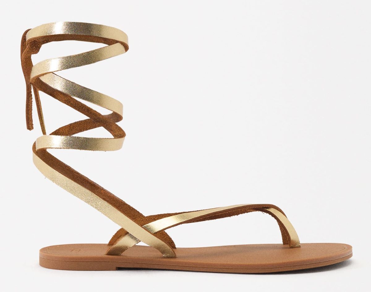 Sandalias romanas planas con tiras metalizadas de Parfois