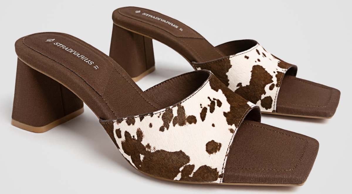 Mule piel print animal de Stradivarius