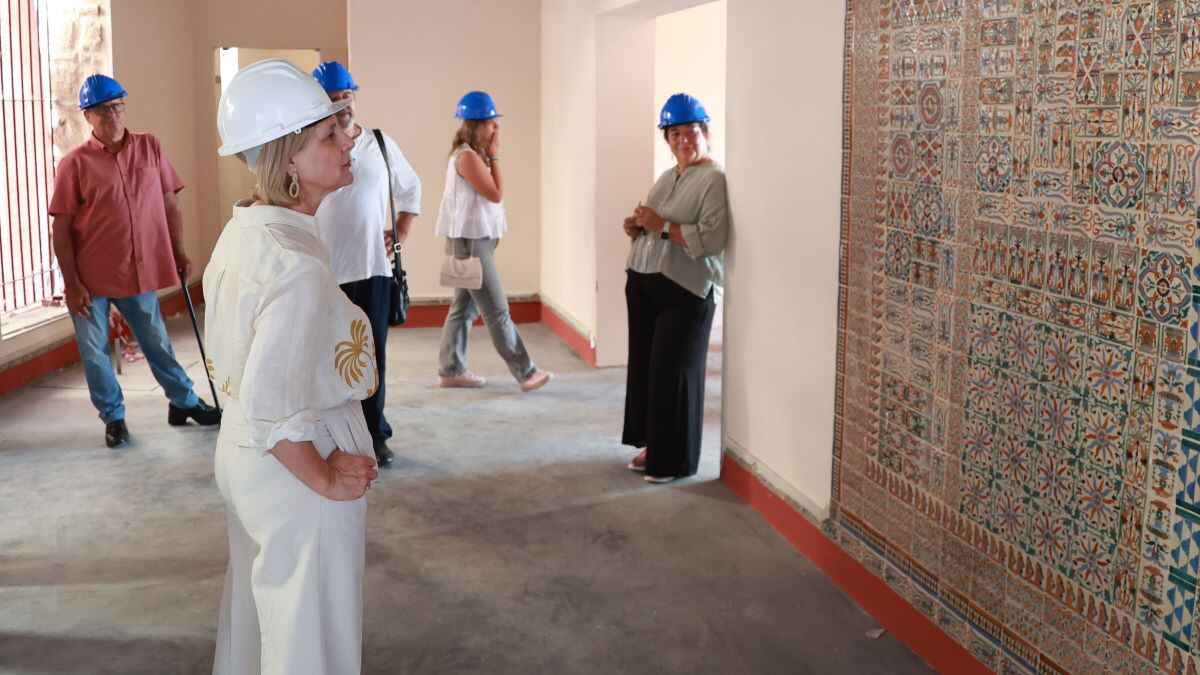María José García-Pelayo visita el futuro teatro en la calle Molino de Viento | Cristo García