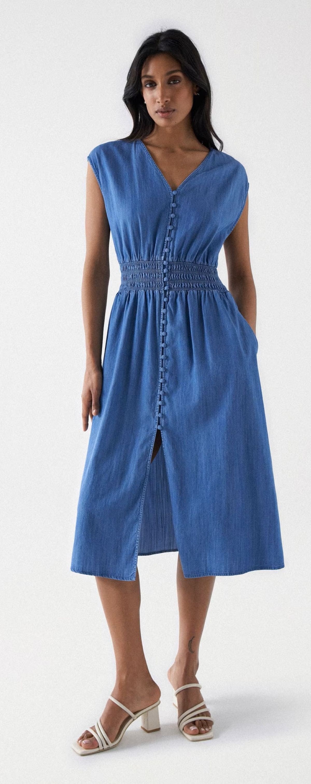 Vestido midi en light denim de la firma Salsa de El Corte Inglés (1)