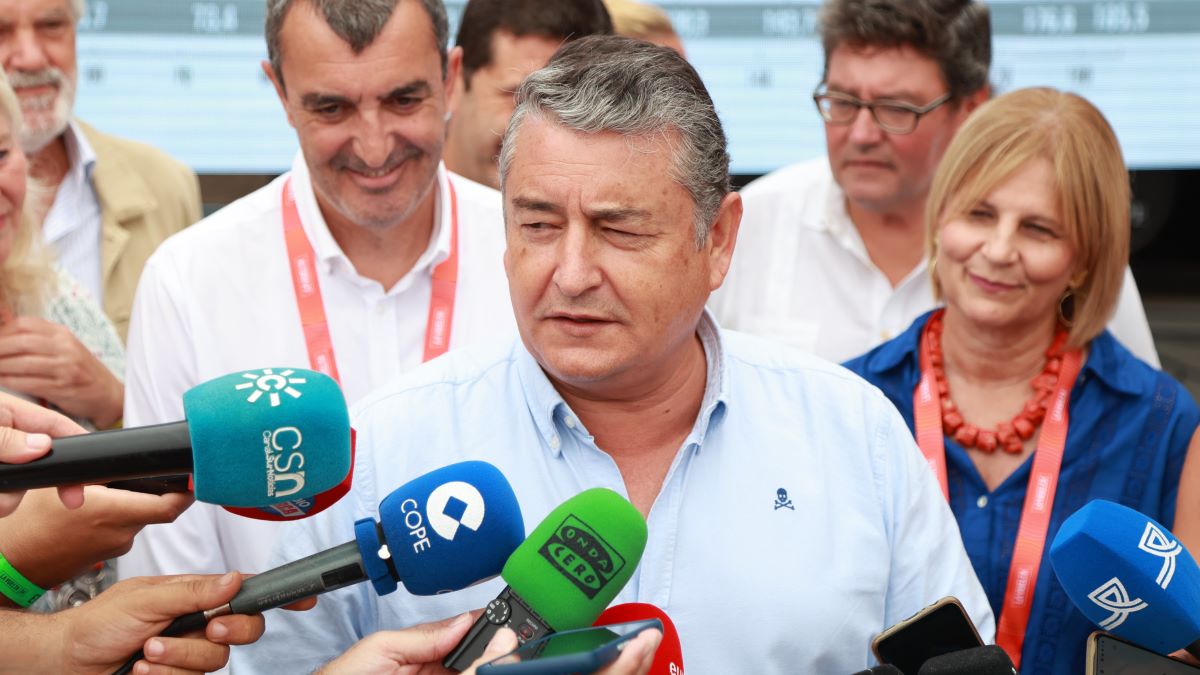 El consejero de Presidencia, Antonio Sanz, en la salida de La Vuelta en Jerez | Cristo García