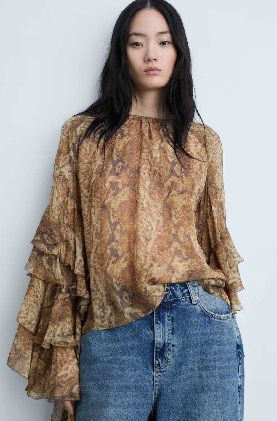 Blusa volantes estampado serpiente de Mango