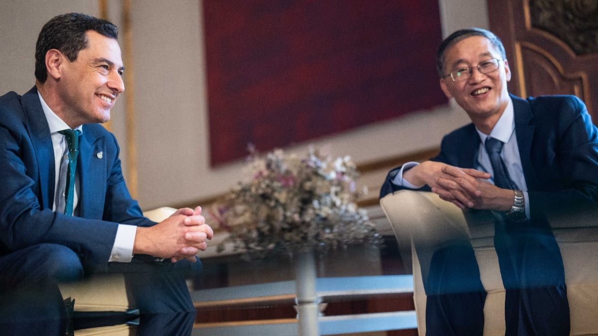 Juanma Moreno y el embajador de China en España